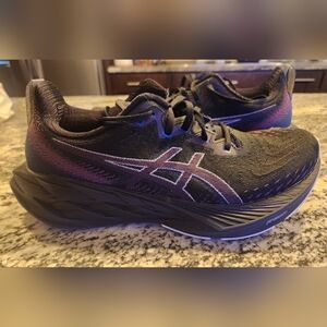 ASICS Women's NOVABLAST 4 Running Shoe Size 9.0 B width Black/Blue Expanse
